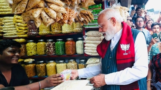 टीएमसीने मोदींवर हल्लाबोल केला, झारग्राममध्ये पंतप्रधानांच्या ‘झालमुरी’ ब्रेकमुळे झारखंडच्या मुख्यमंत्र्यांना रांचीला परतावे लागले. भारत बातम्या